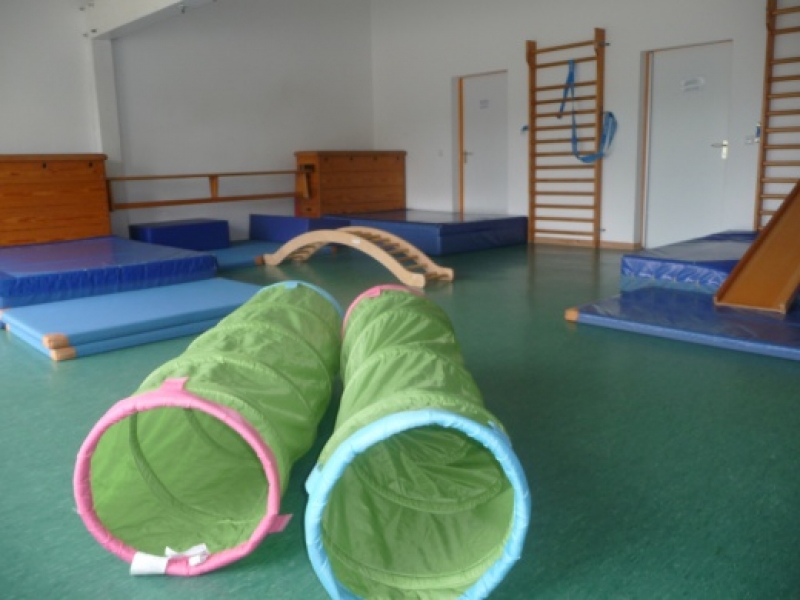 Krabbelröhren im Turnraum